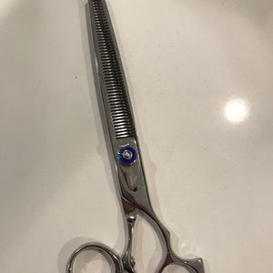 Shark fin swivel thinning shears